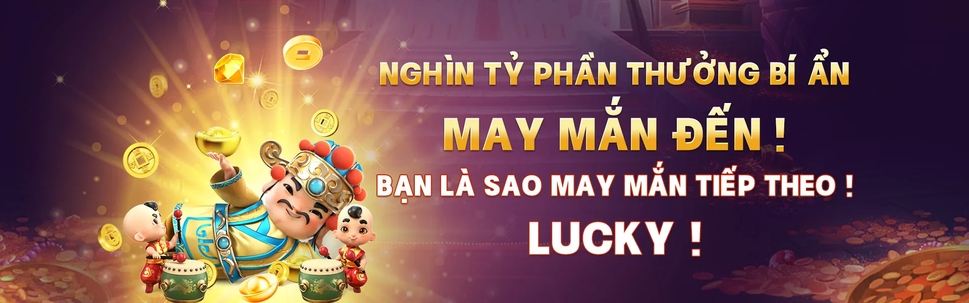 Tay vợt đang giao bóng trên sân quần vợt